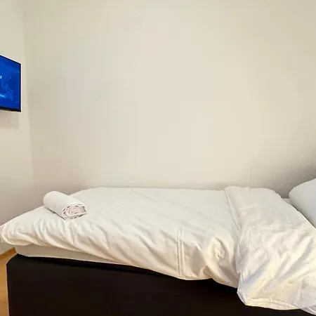 Apartment Im Herzen Von Innenstadt & Hbf Fusslaeufig, Mit Privatparkplatz Neumuenster