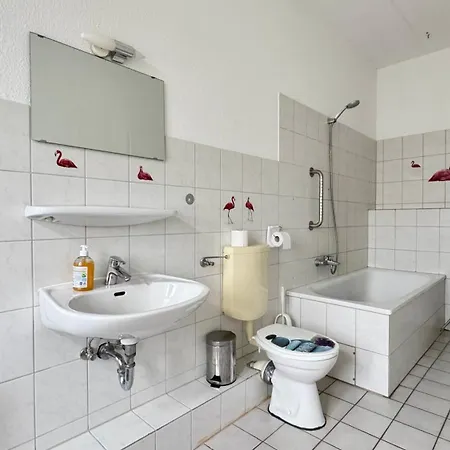 Im Herzen Von Innenstadt & Hbf Fusslaeufig, Mit Privatparkplatz Neumuenster