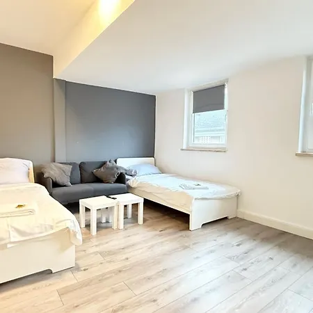 Im Herzen Von Innenstadt & Hbf Fusslaeufig, Mit Privatparkplatz Apartment Neumuenster
