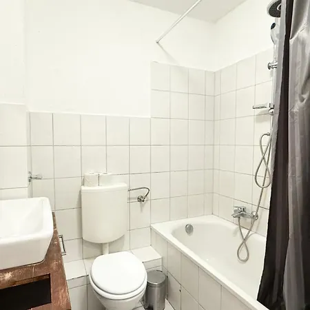 Im Herzen Von Innenstadt & Hbf Fusslaeufig, Mit Privatparkplatz Neumuenster