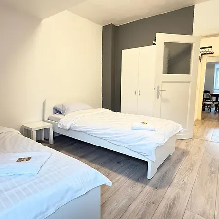 Im Herzen Von Innenstadt & Hbf Fusslaeufig, Mit Privatparkplatz Apartment Neumuenster