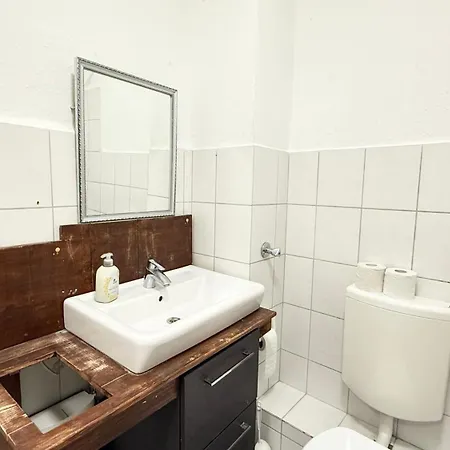 Apartment Im Herzen Von Innenstadt & Hbf Fusslaeufig, Mit Privatparkplatz Neumuenster
