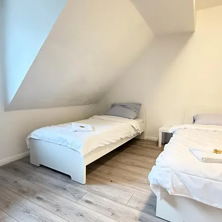 Im Herzen Von Innenstadt & Hbf Fusslaeufig, Mit Privatparkplatz Neumuenster