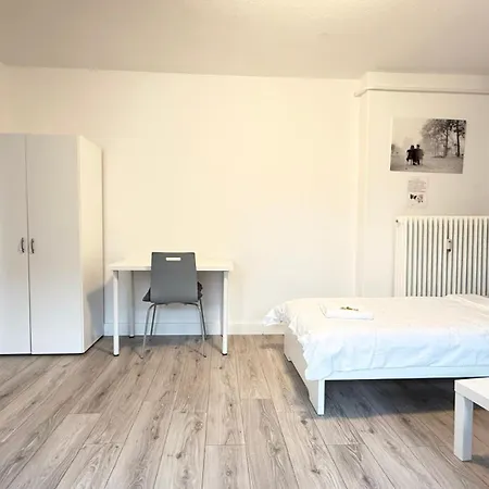 Im Herzen Von Innenstadt & Hbf Fusslaeufig, Mit Privatparkplatz Neumuenster