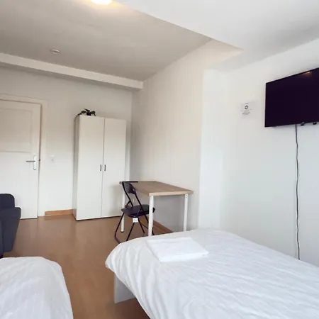 Apartment Im Herzen Von Innenstadt & Hbf Fusslaeufig, Mit Privatparkplatz Neumuenster