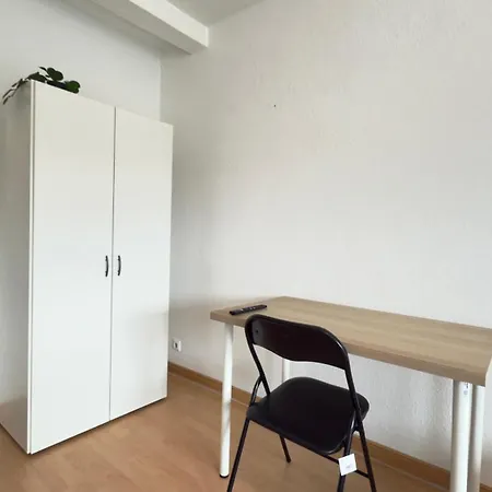 Im Herzen Von Innenstadt & Hbf Fusslaeufig, Mit Privatparkplatz Neumünster